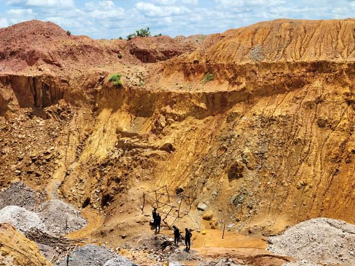 Five people killed as Galamsey pit collapses at Mamprugu/Moaduri.